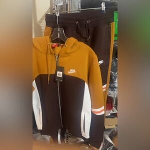 Cleaning out inventory, 2 piece Men’s Nike sweatsuit perfect for cold weather
